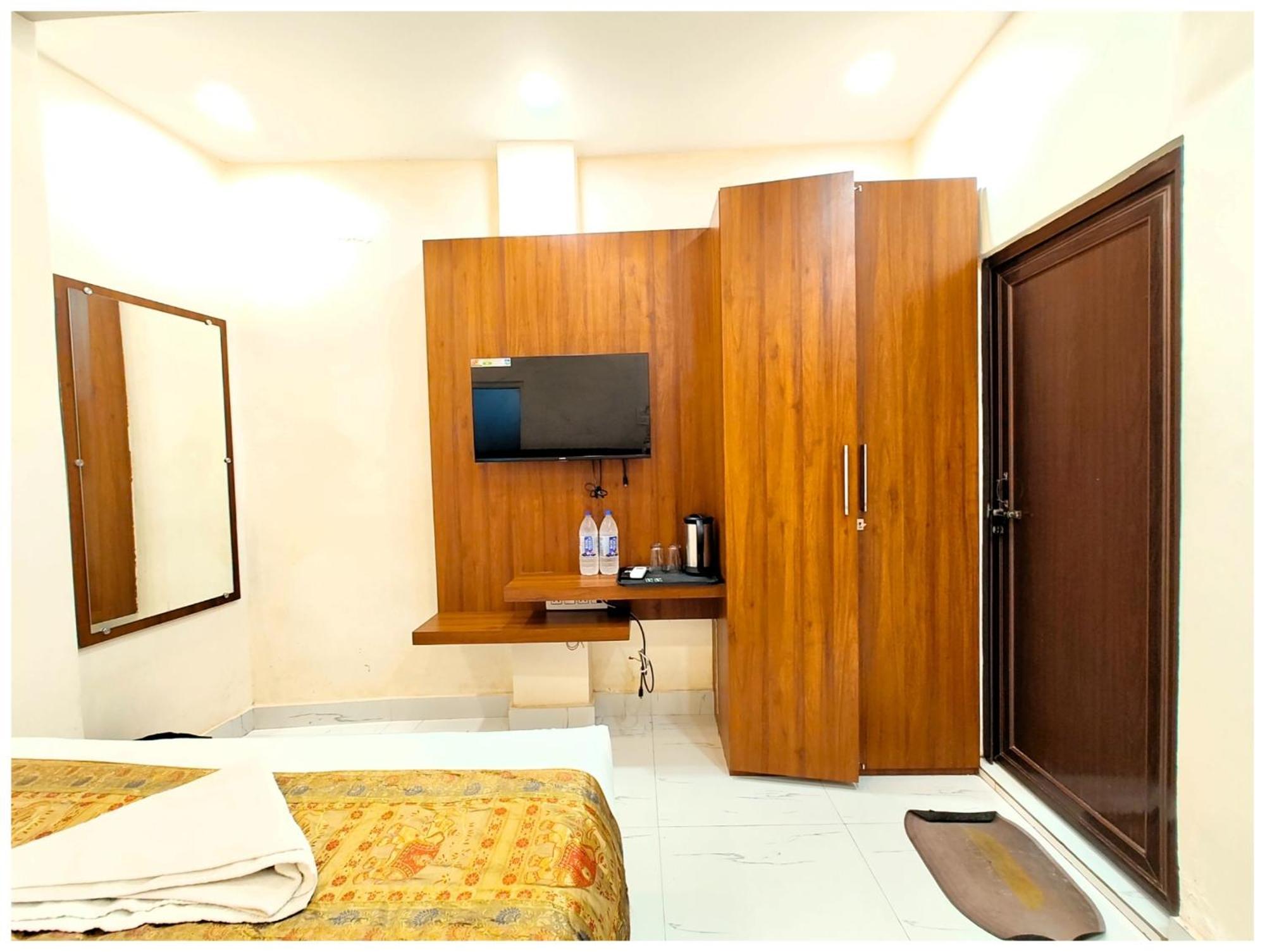 Premium B N K Grand - Fully Air Conditioned With Lift And Wifi Facility Hotel 4*