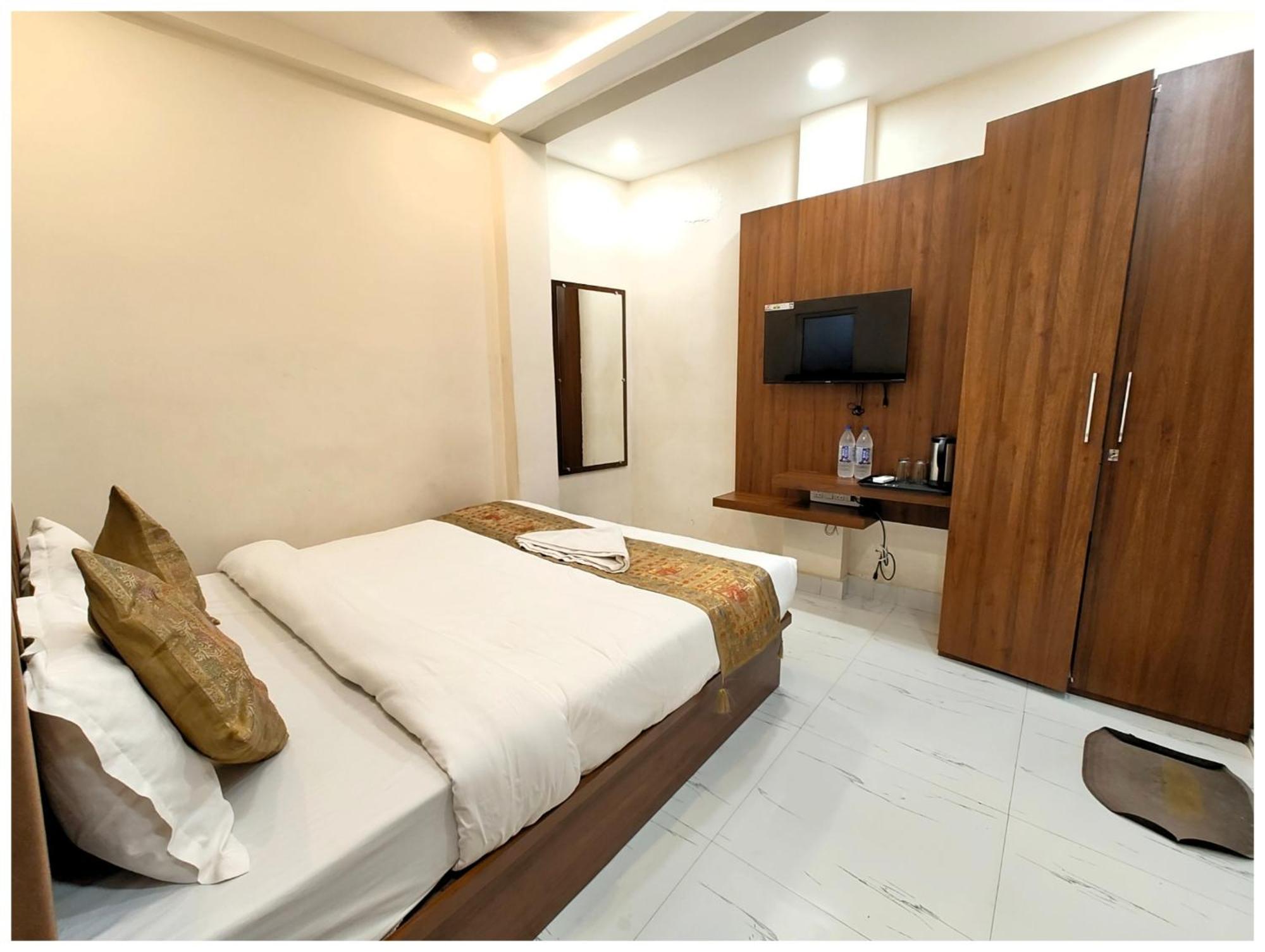 Premium B N K Grand - Fully Air Conditioned With Lift And Wifi Facility Hotel 4*