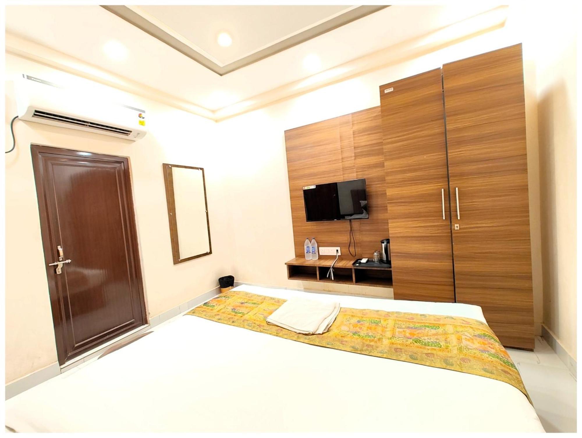 Premium B N K Grand - Fully Air Conditioned With Lift And Wifi Facility Hotel