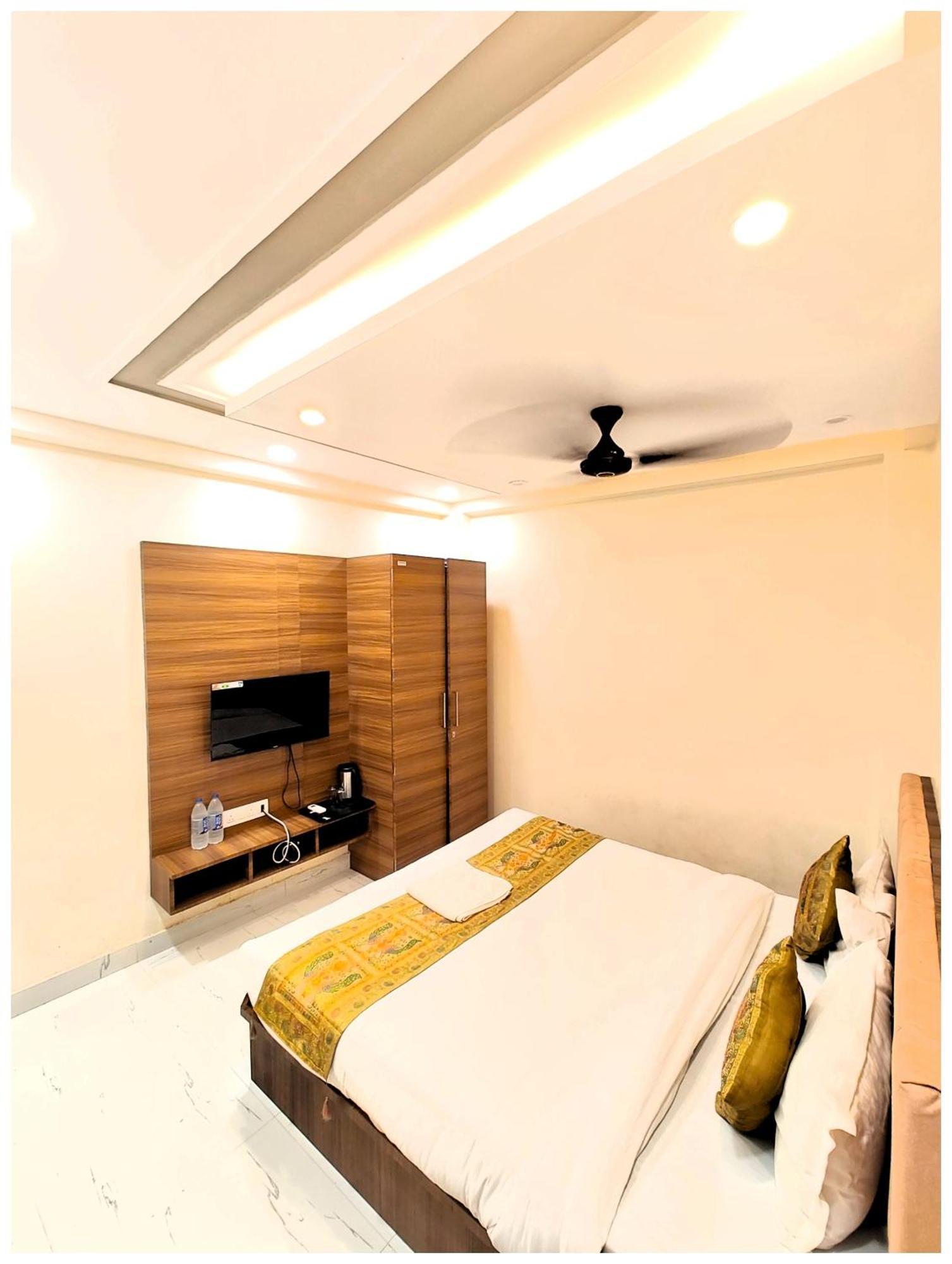 Premium B N K Grand - Fully Air Conditioned With Lift And Wifi Facility 4* Varanasi