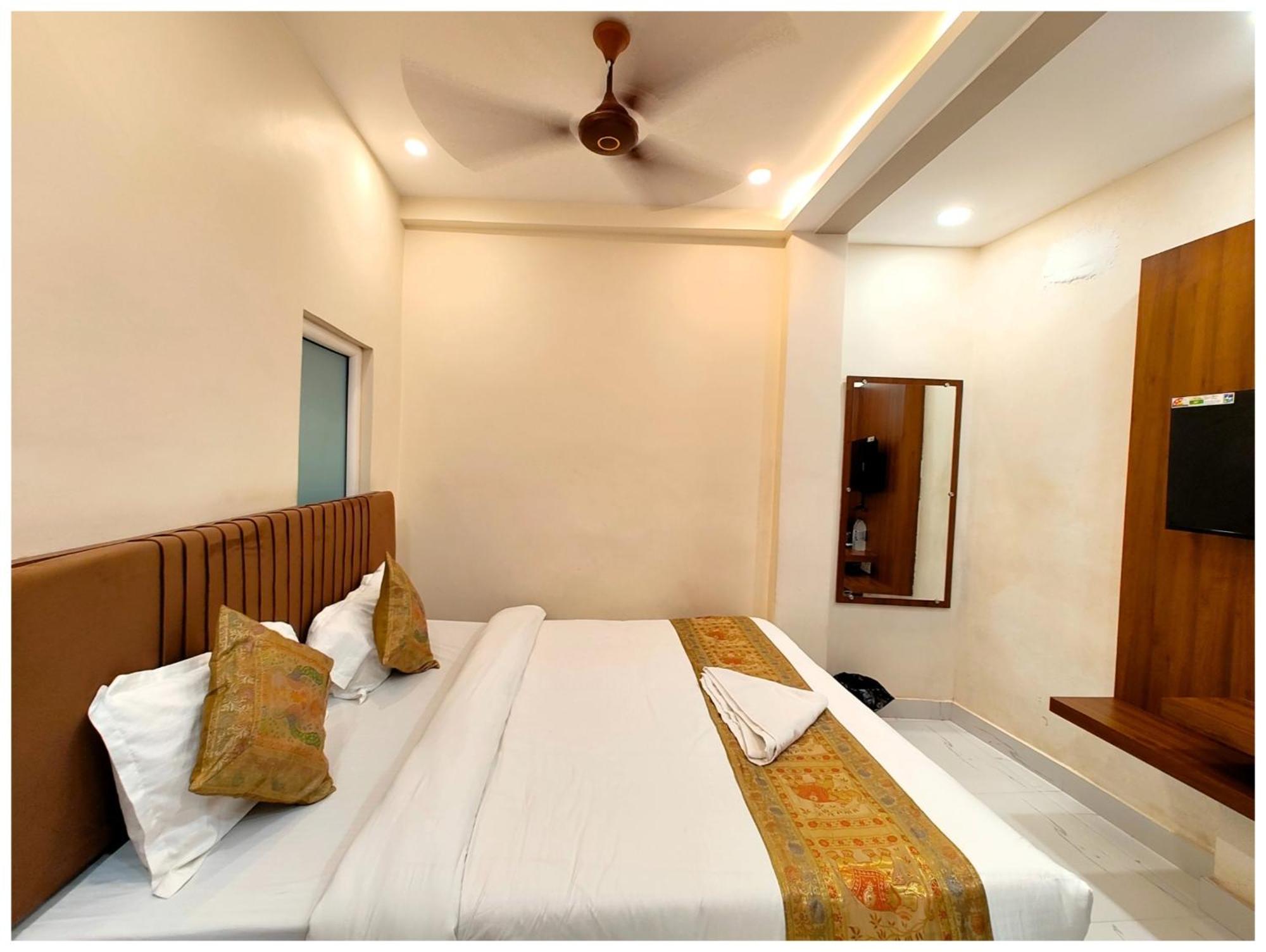 Premium B N K Grand - Fully Air Conditioned With Lift And Wifi Facility Hotel Varanasi